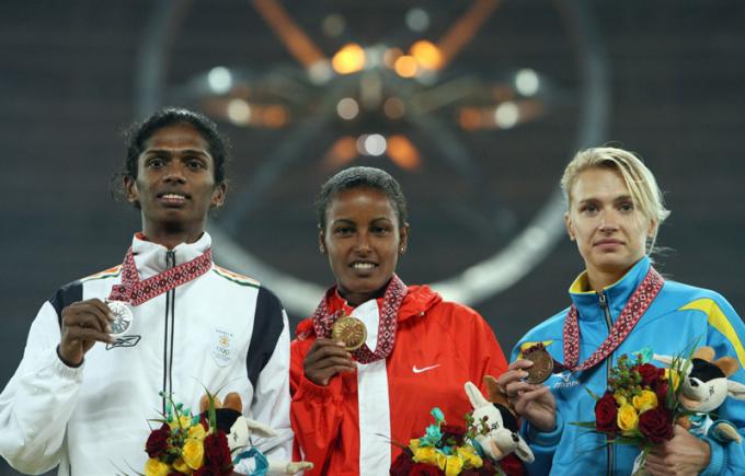 TOSHIFUMI KITAMURA/AFP/GETTY IMAGES Bahrain’s Maryam Yusuf Jamal (C) poses with India’s Santhi Soundarajan (L) and Kazakhstan’s Viktoriya Yalovtseva (R) on the winner’s podium at the Doha Asian Games, 2006.