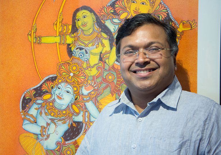 Photo of Devdutt Pattanaik, with Shikhandi on Krishna's chariot in the background.