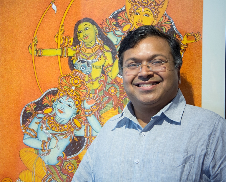Photo of Devdutt Pattanaik, with Shikhandi on Krishna's chariot in the background.