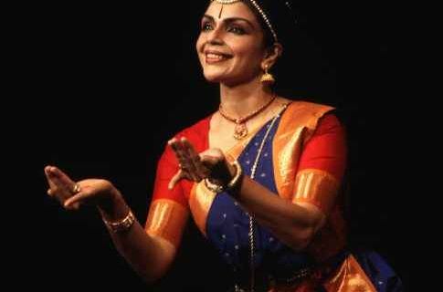 Photo of a Bharatanatyam artist Anita Ratnam in traditional bharatnatyam dance pose and dress-up.