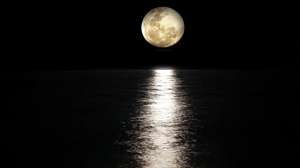 Poem, Raat Naa Jane Dabe Paao Kaha Chalti Hain: picture of the moon and its shadow falling on the sea