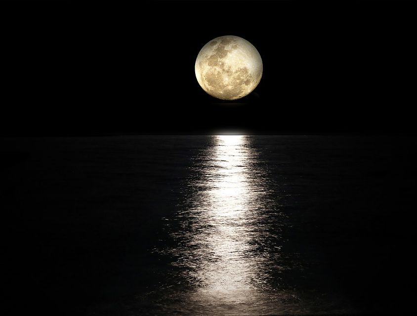 Poem, Raat Naa Jane Dabe Paao Kaha Chalti Hain: picture of the moon and its shadow falling on the sea