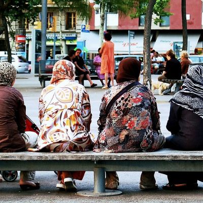 सार्वजनिक स्थान पर एक समूह में बैठी महिलाएँ
