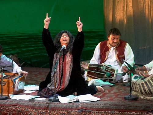 abida parveen singing qawwali