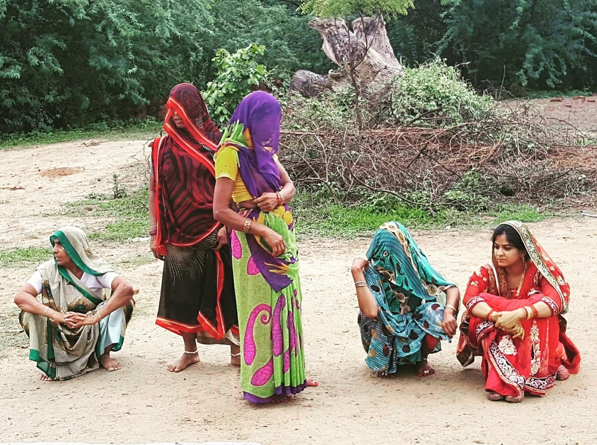 Women at Leisure: Sneha is a newly-wedded woman who works as an engineer in a big firm in the city. She waits along with the other women in her in-laws extended family in their native village for other women from the community to join them in a celebration of her arrival in the village.
