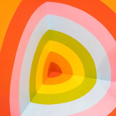A colourful pattern of distorted concentric circles