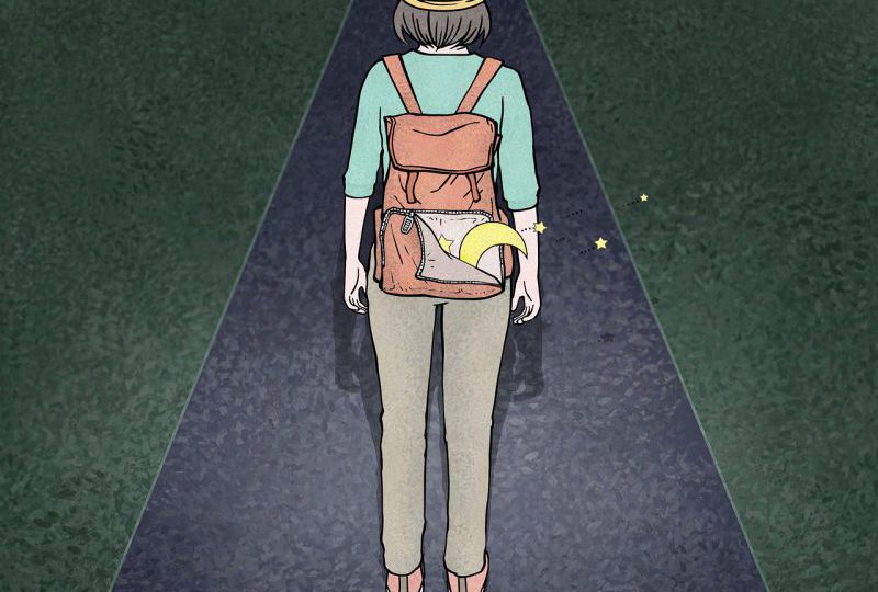 एक चित्रण जिसमें एक लड़की को एक सड़क के बीच में खड़ा दर्शाया गया है। लड़की ने अपने दोनों कंधो पर एक बस्ता पहना हुआ है जिसमें से एक चाँद और एक तारा बाहर निकल रहे हैं।
