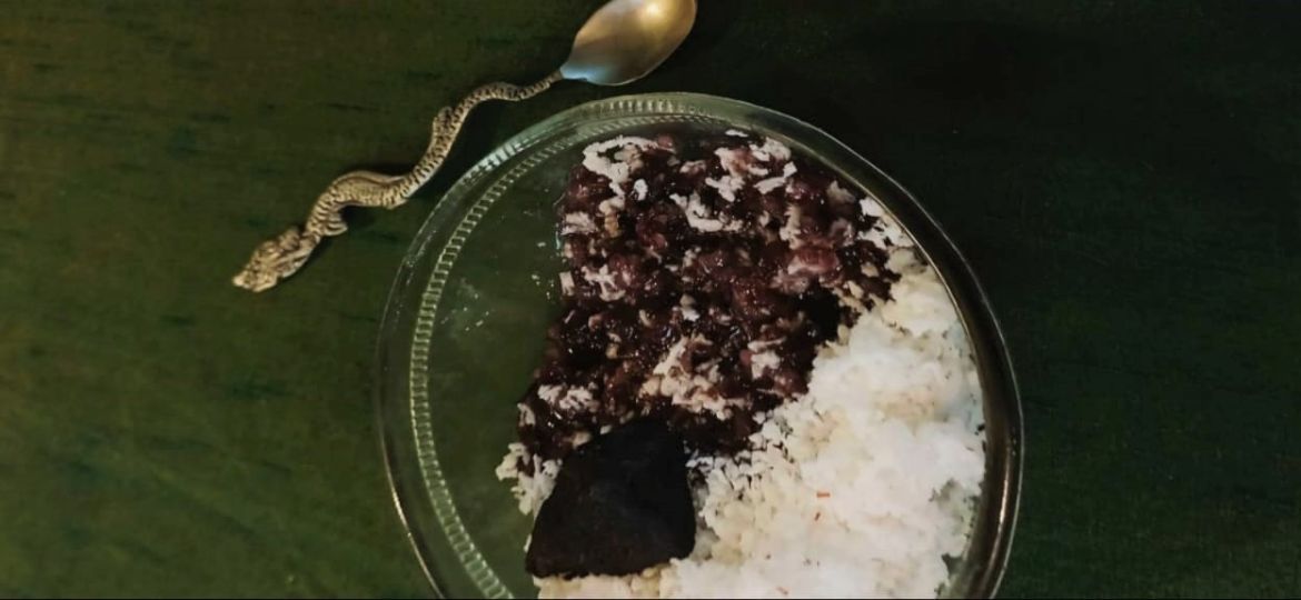 A photo of Pith ka Chaawal ka Puttu, black rice steamed with fresh coconut and kneaded with jaggery.