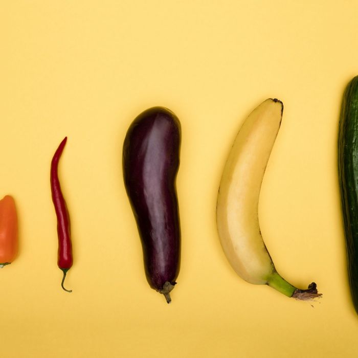 Chili peppers, brinjal, banana, zucchini arranged in increased order of size
