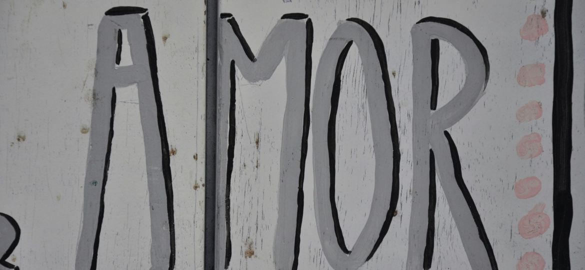 The word Amor painted on a wall